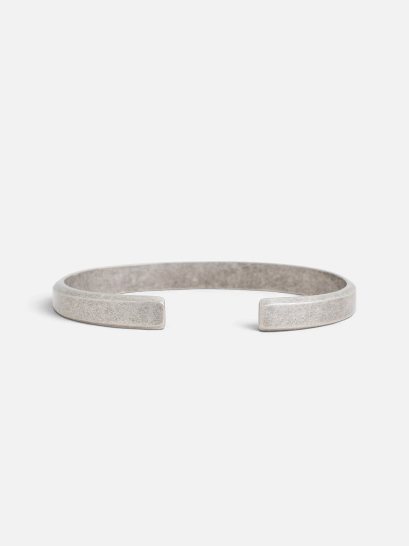 Pulsera metálica grabada