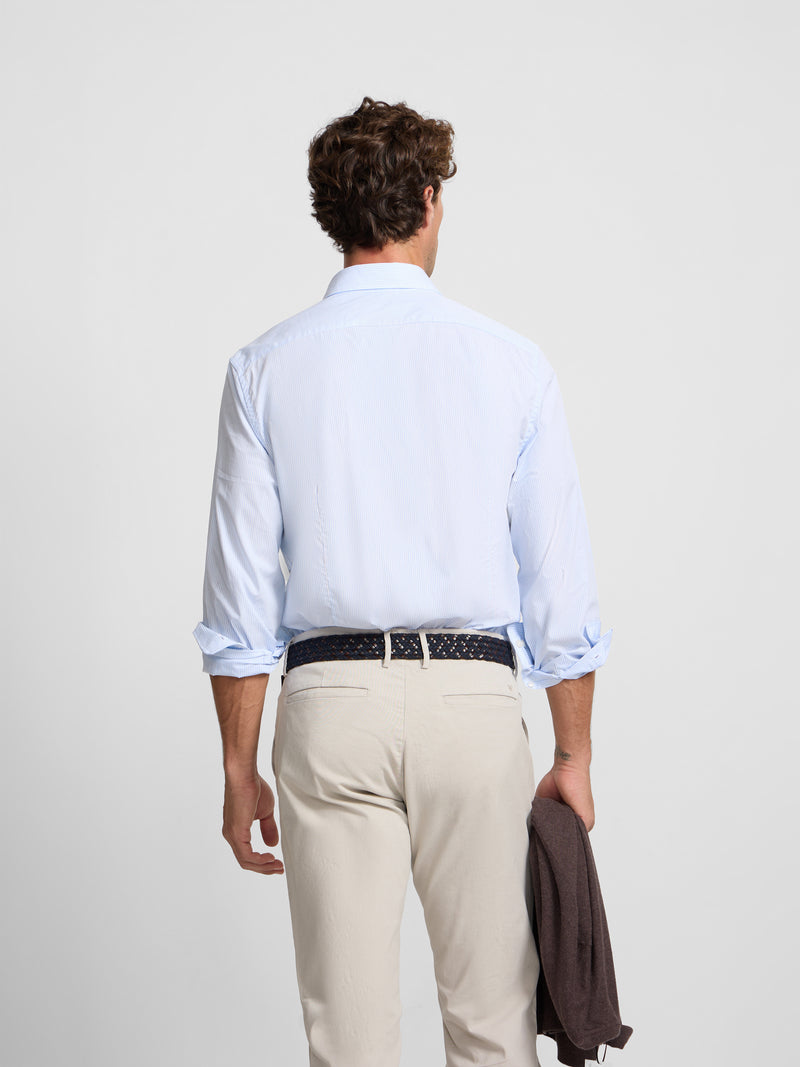 Chemise sport classique à fines rayures bleu ciel
