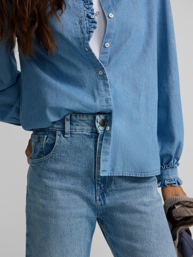 Chemise à col volanté avec détail de poignet en denim