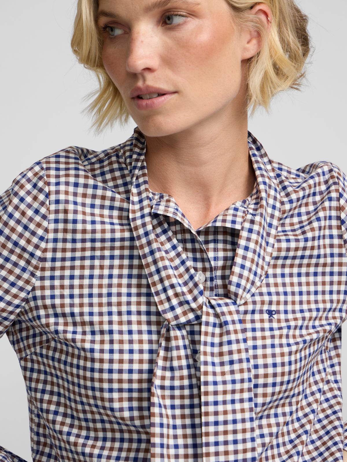 Camisa com laço aos quadrados azul-marinho e castanho
