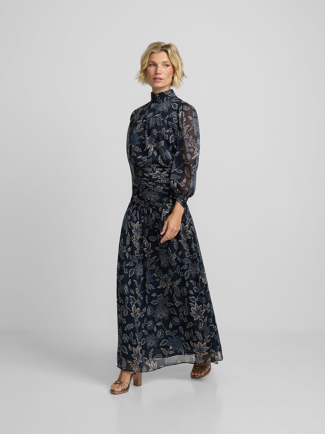 Long skirt with gathered waist and blue floral print