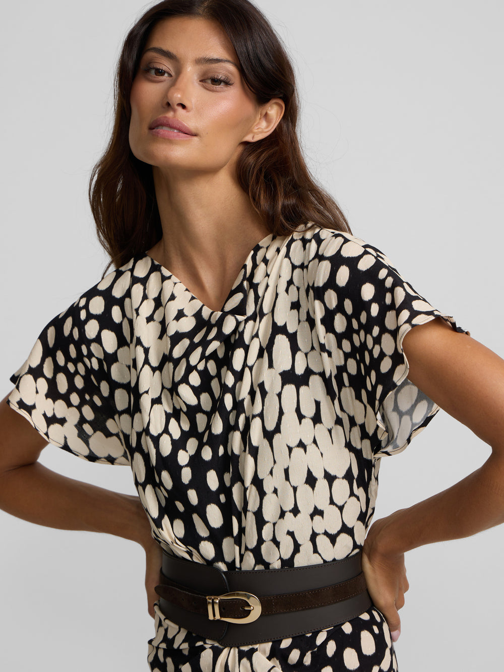 Vestido midi drapeado lunares blanco y negro