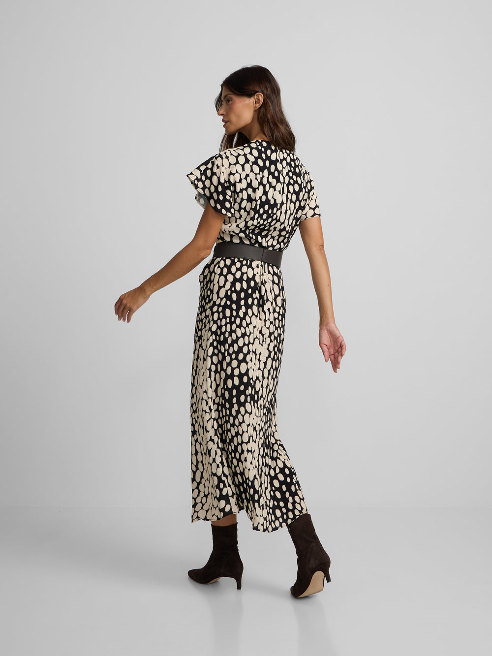 Vestido midi drapeado lunares blanco y negro