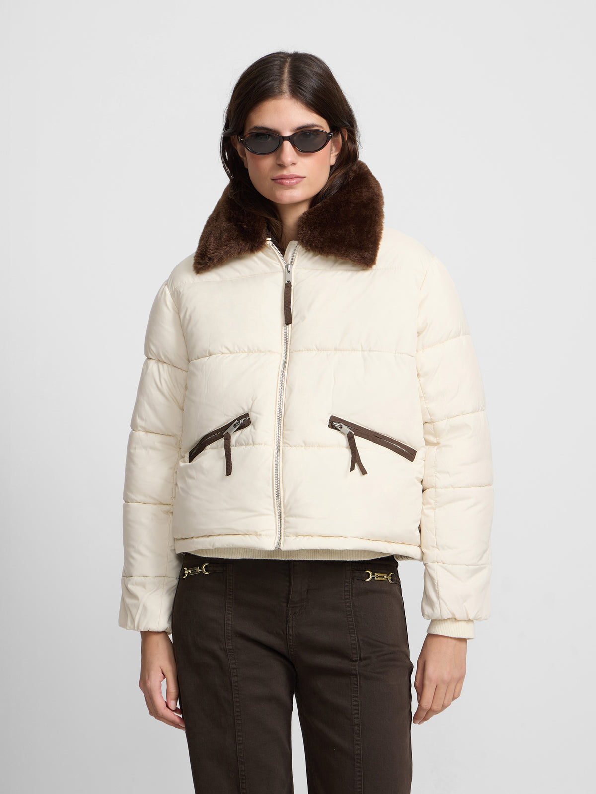 Parka corta acolchada cuello pelo crudo