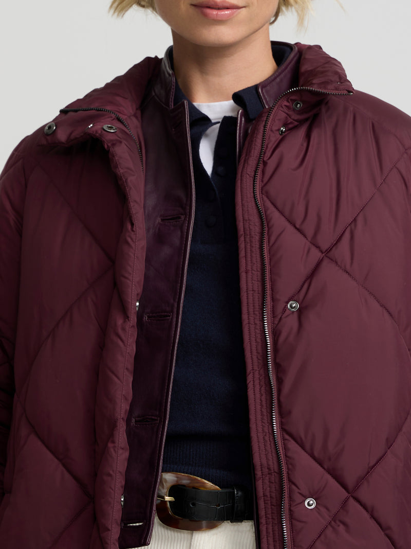 Parka comprida acolchoada com cachecol bordô
