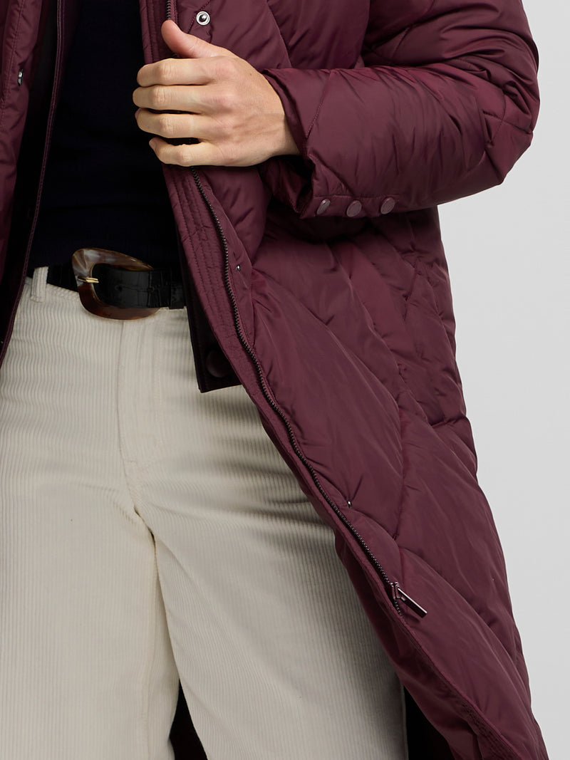 Parka comprida acolchoada com cachecol bordô