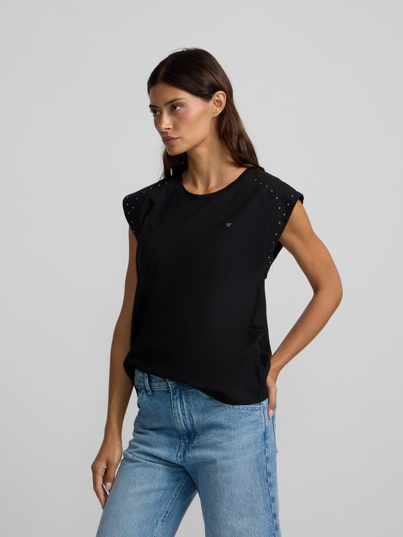 Camiseta mulher ombreiras detalhe tachas preta