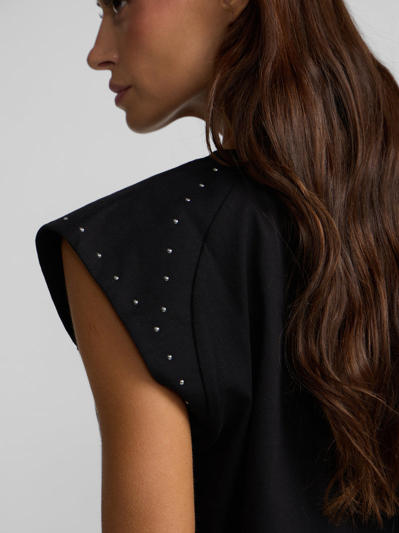 Camiseta mulher ombreiras detalhe tachas preta