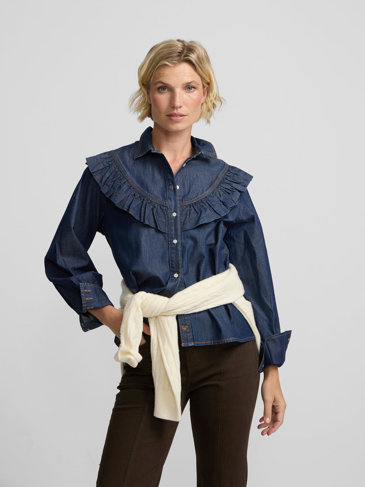 Camisa de ganga azul com folhos