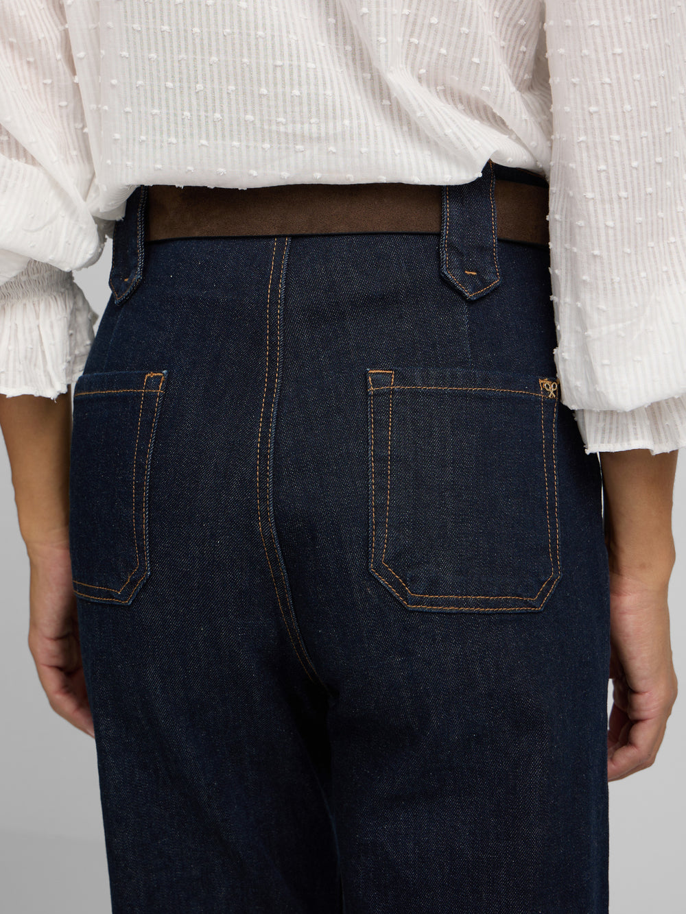 Pantalon denim recto detalle hebillas denim