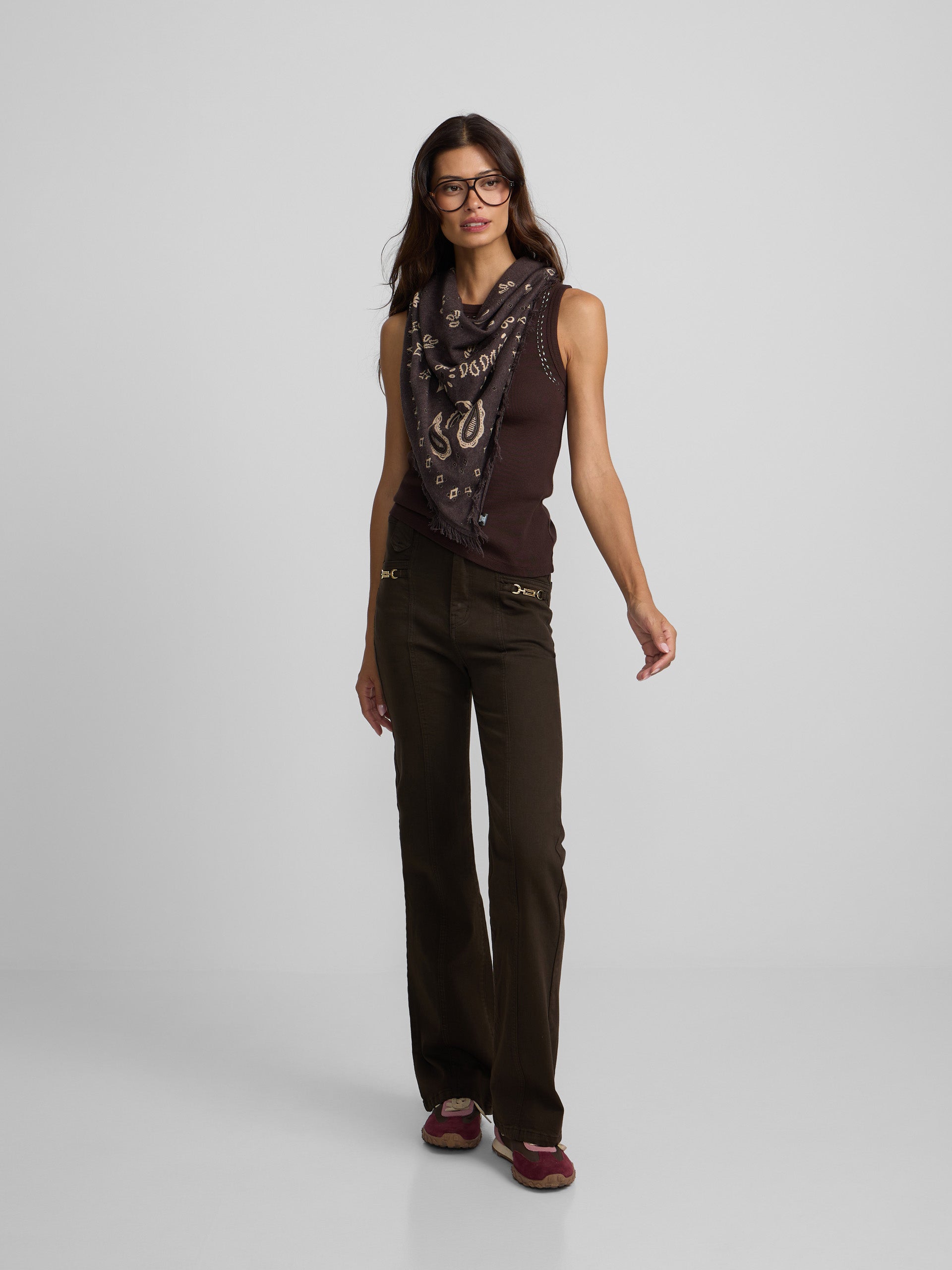 Pantalon denim recto detalle hebillas marron