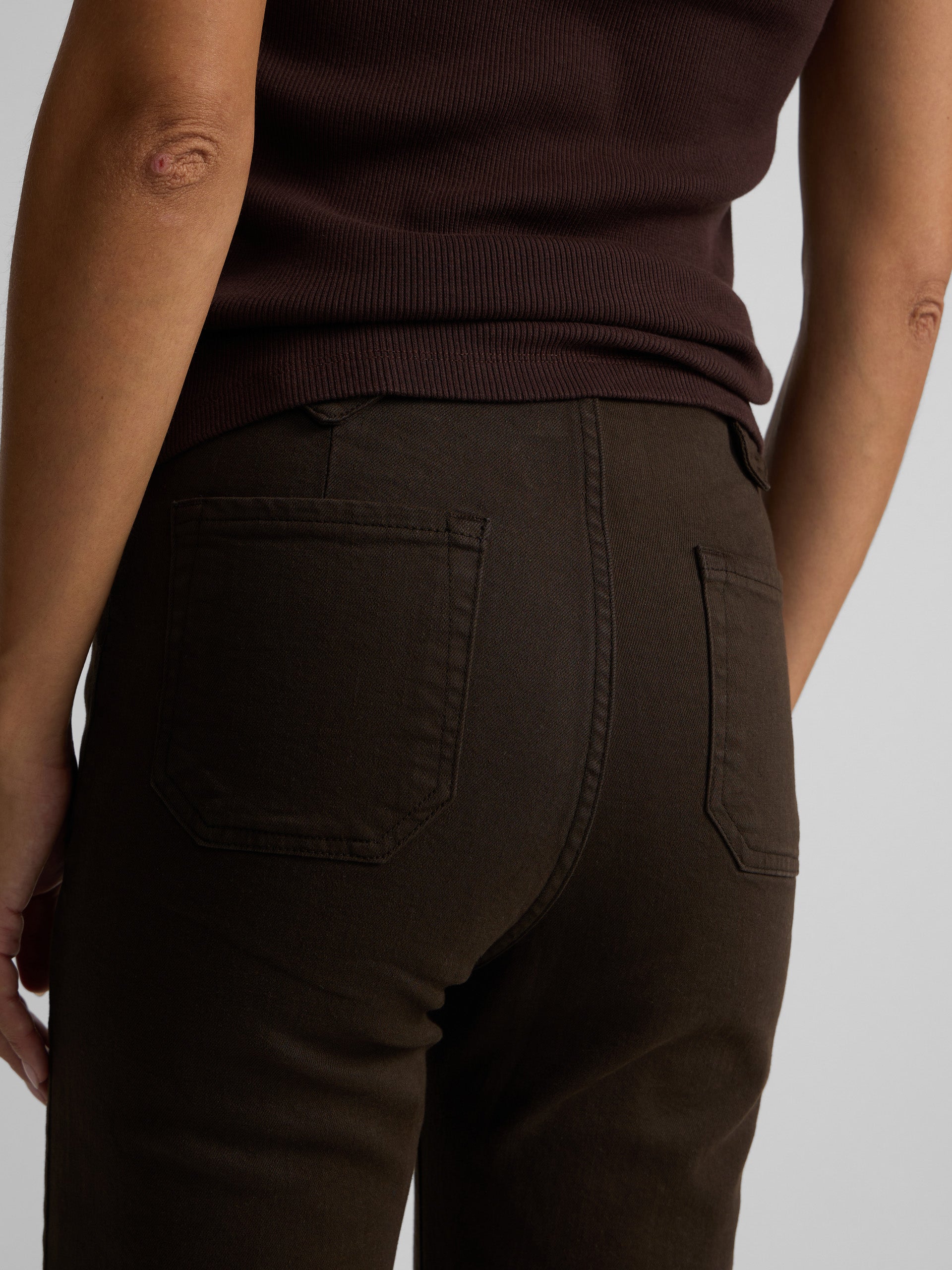 Pantalon denim recto detalle hebillas marron
