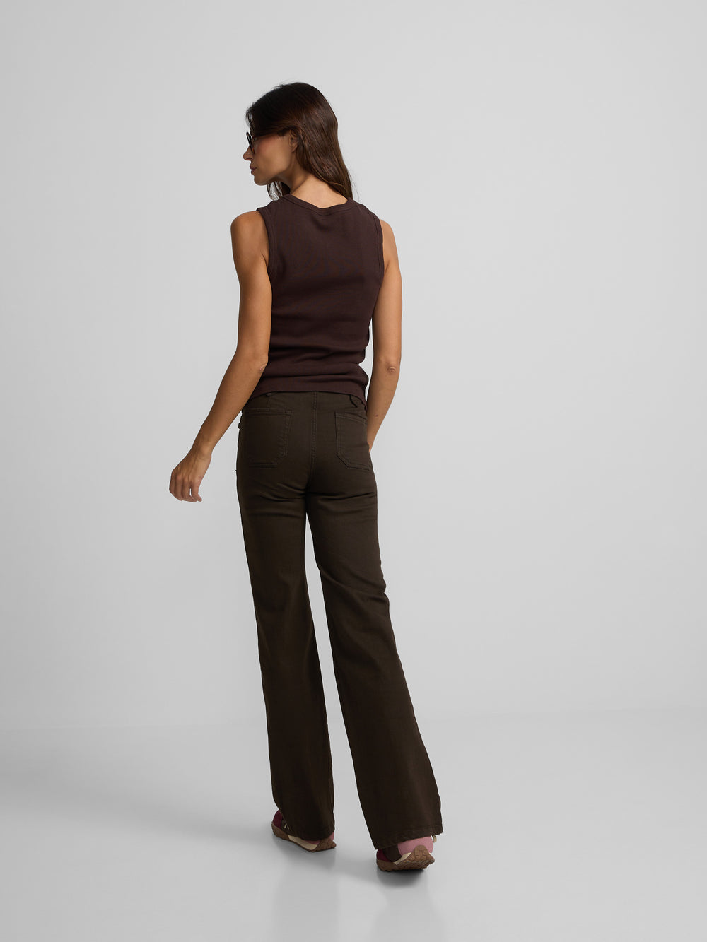 Pantalon denim recto detalle hebillas marron
