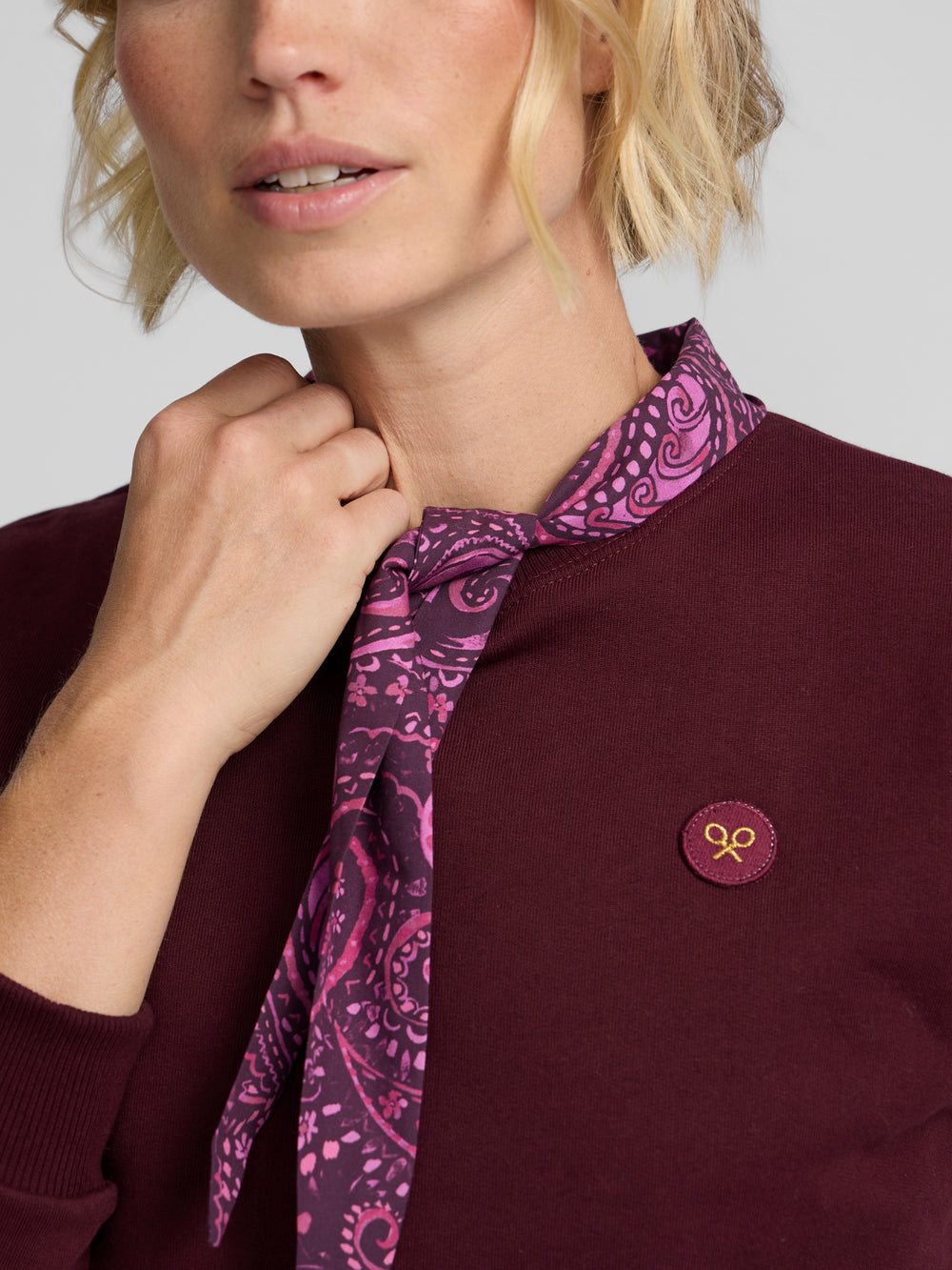Women's sweatshirt with burgundy scarf