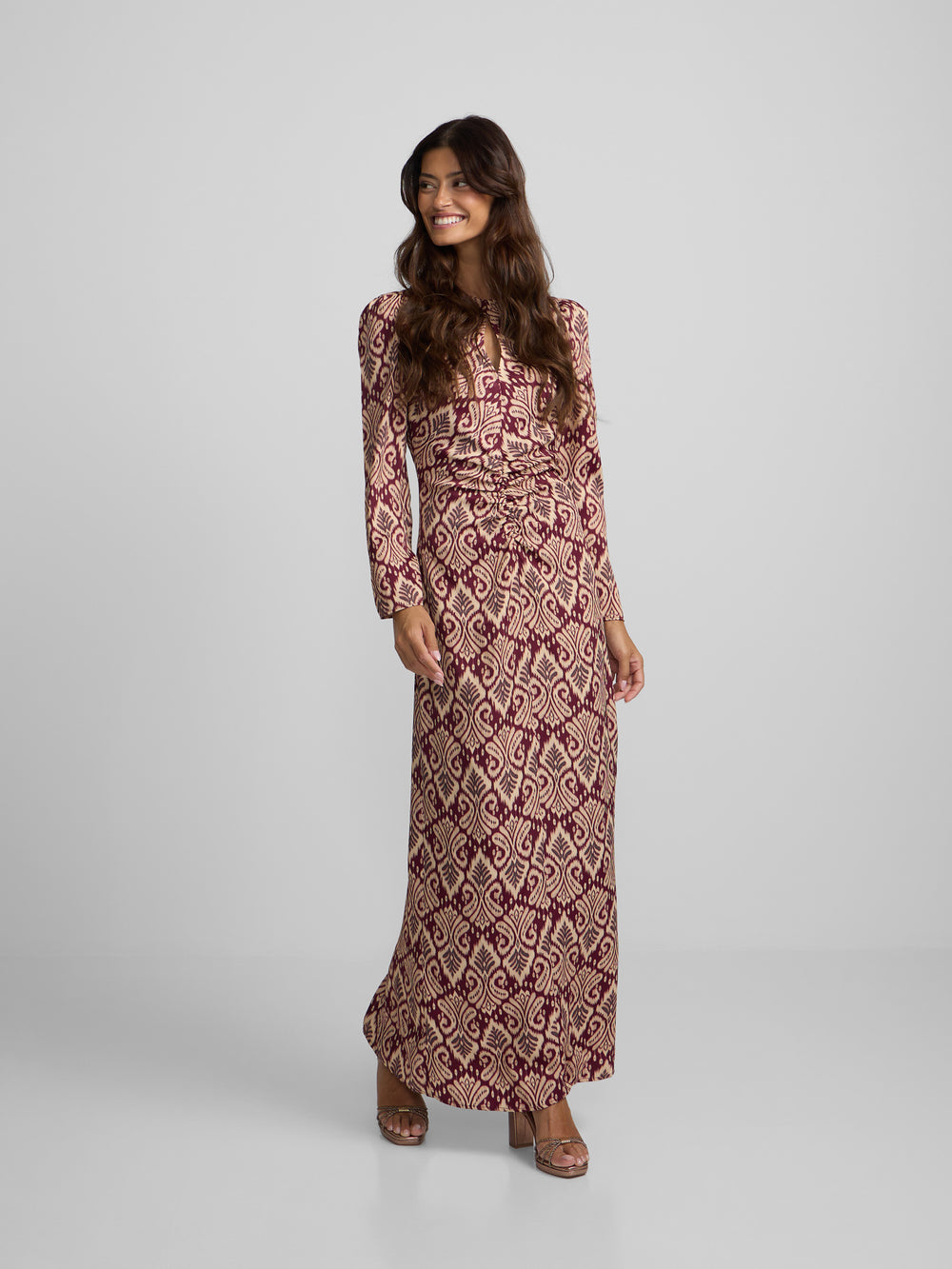 Vestido largo drapeado estampado ikat granate