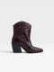 Botin piel tacon detalle tachas granate