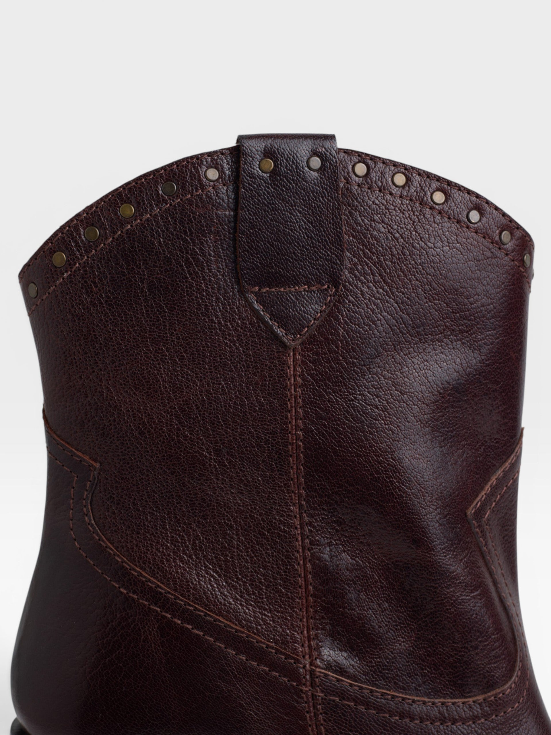 Botin piel tacon detalle tachas granate