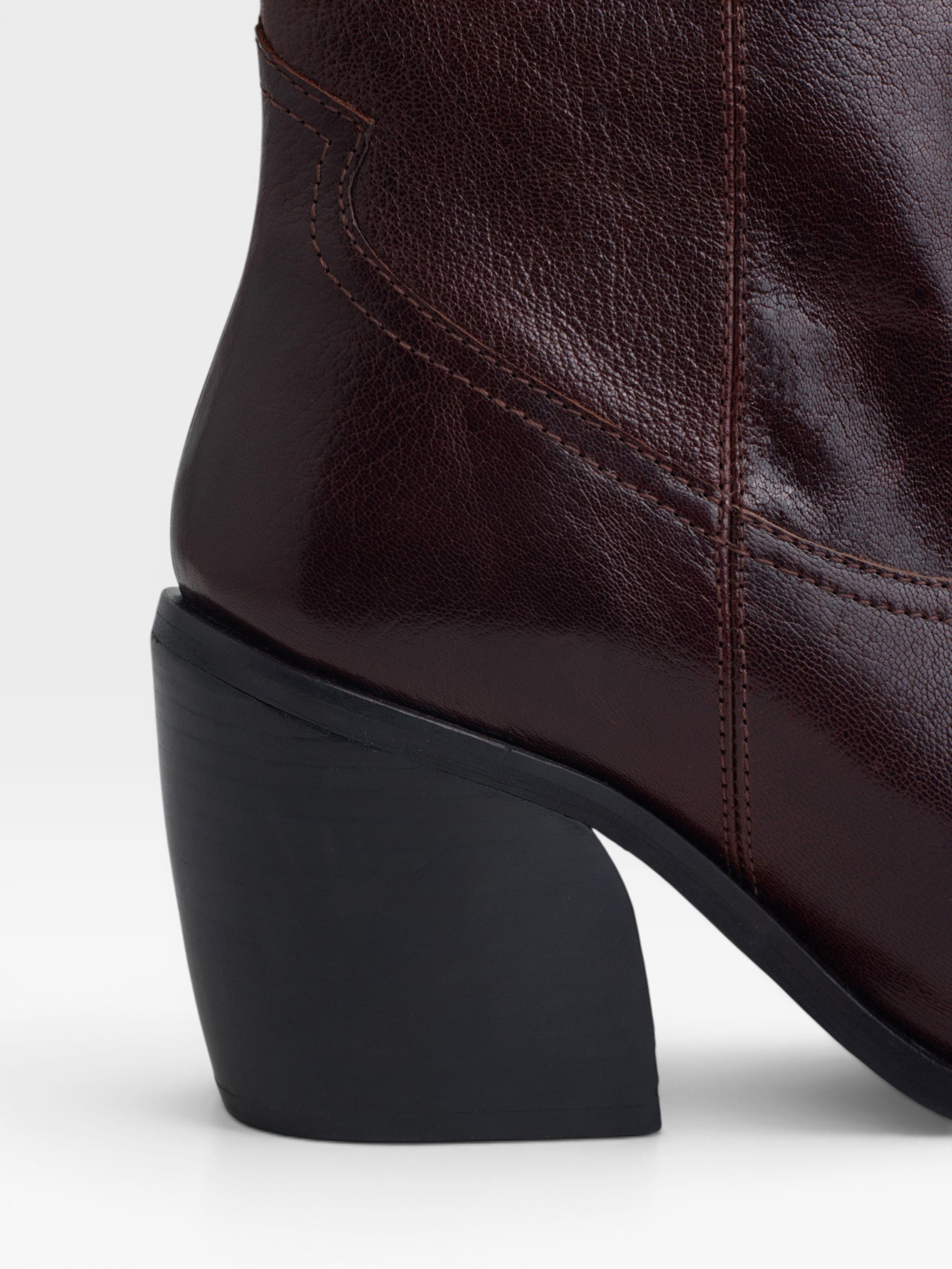 Botin piel tacon detalle tachas granate