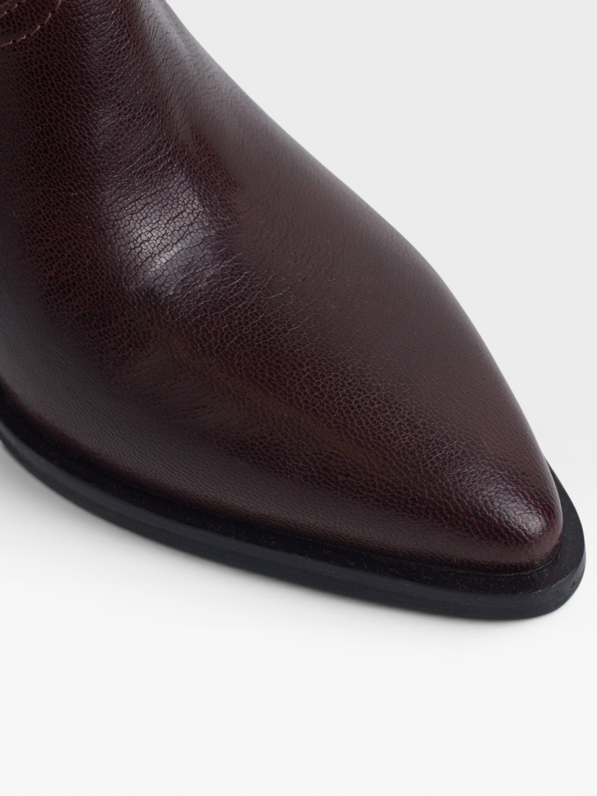 Botin piel tacon detalle tachas granate