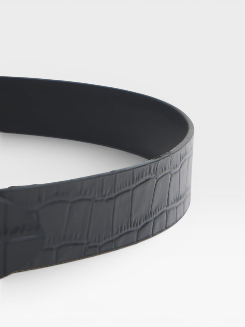 Cinto de pele com textura de crocodilo e fivela tartaruga preto