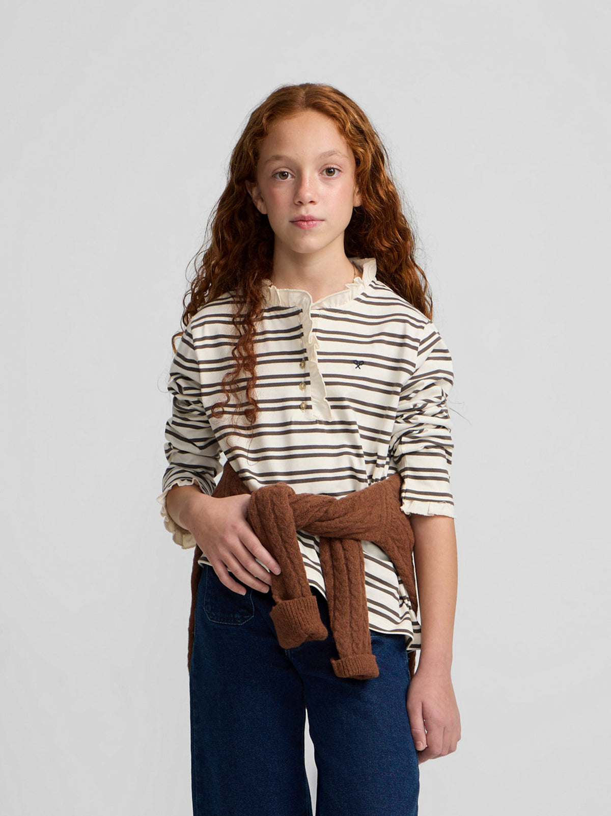 Camiseta girl cuello volante rayas camel y crudo