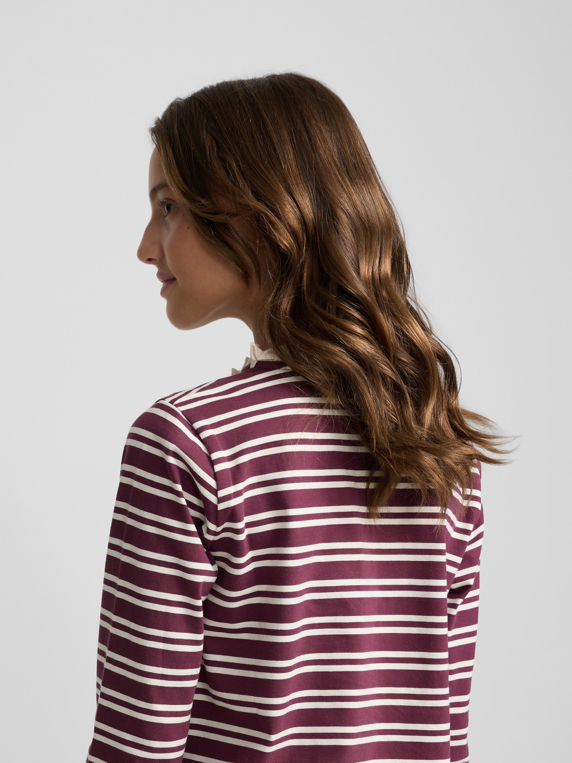 Girl's t-shirt with ruffled collar, burgundy and ecru stripes