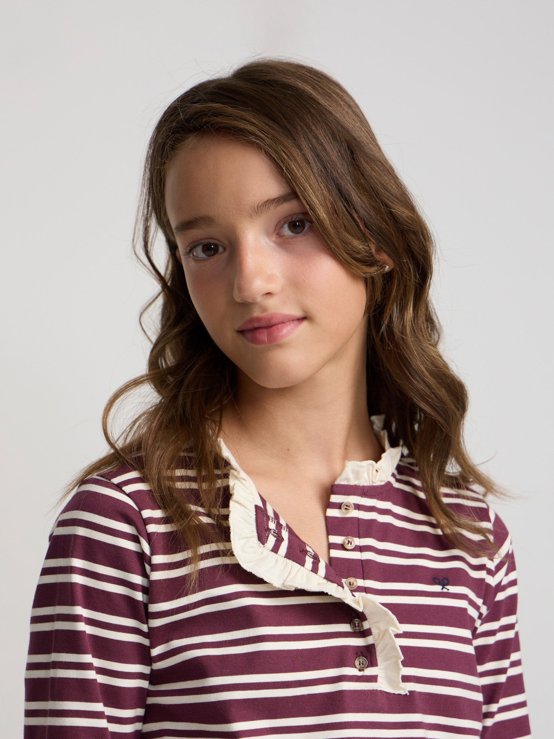 Girl's t-shirt with ruffled collar, burgundy and ecru stripes