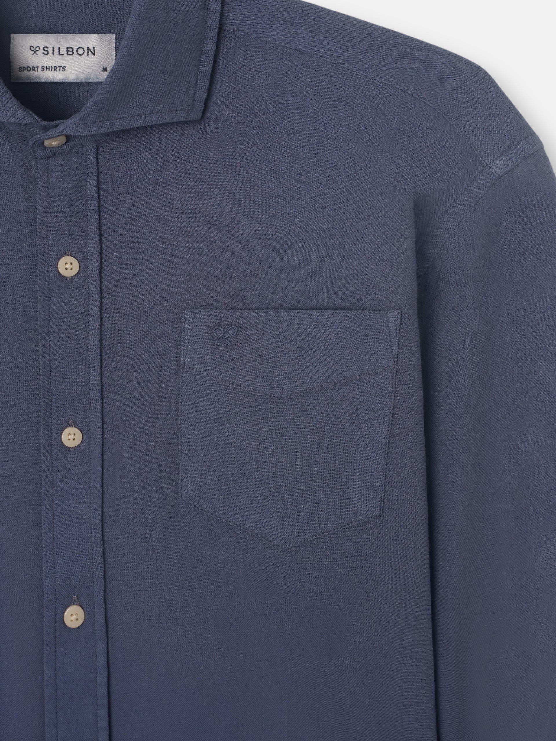Chemise sport bleue à poche usée