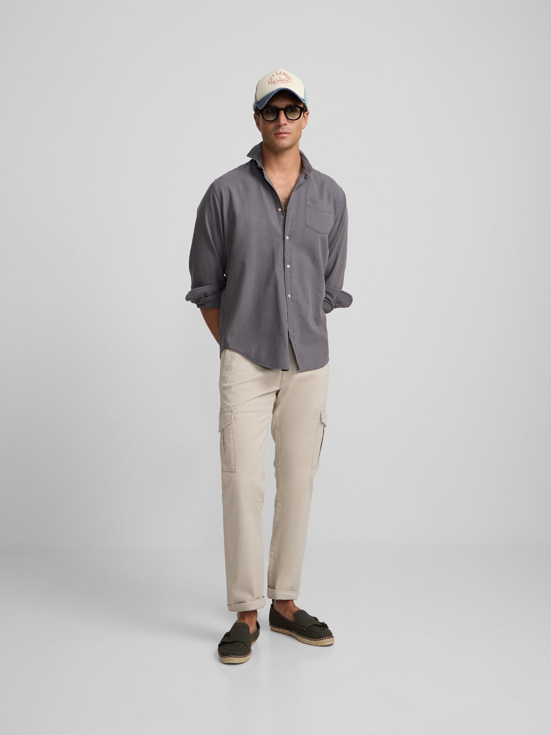 Camisa sport bolsillo desgastada gris
