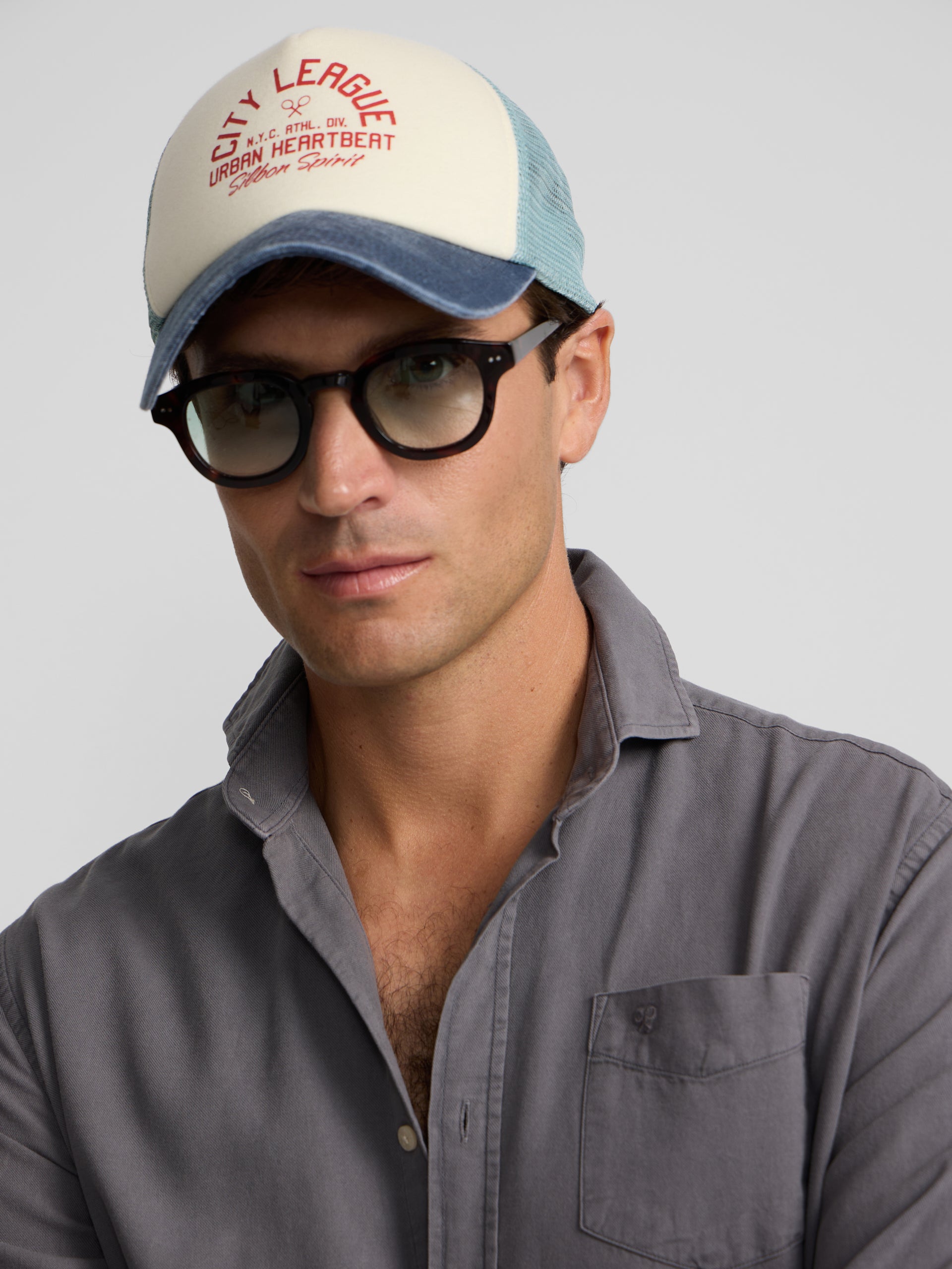 Camisa sport bolsillo desgastada gris
