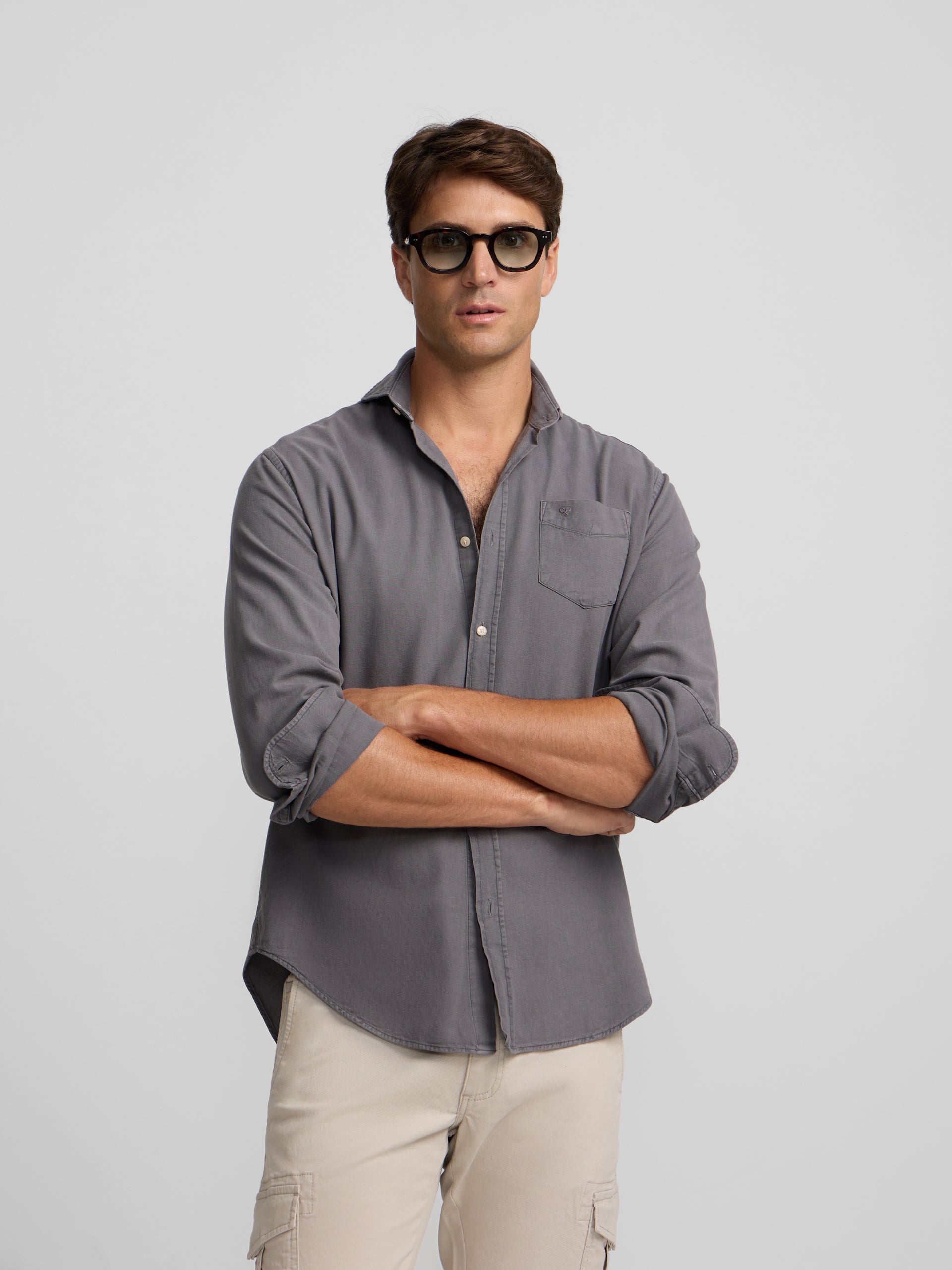 Camisa sport bolsillo desgastada gris