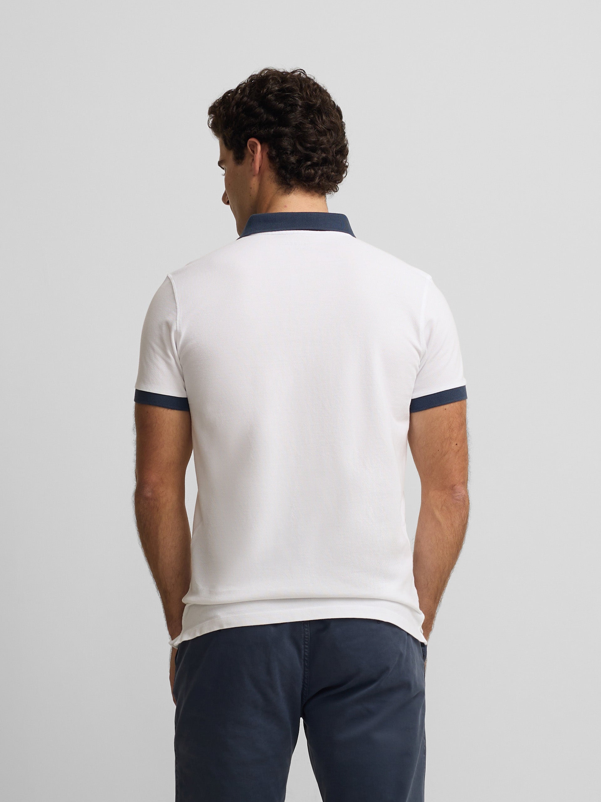Polo manga corta ribete azul marino blanco