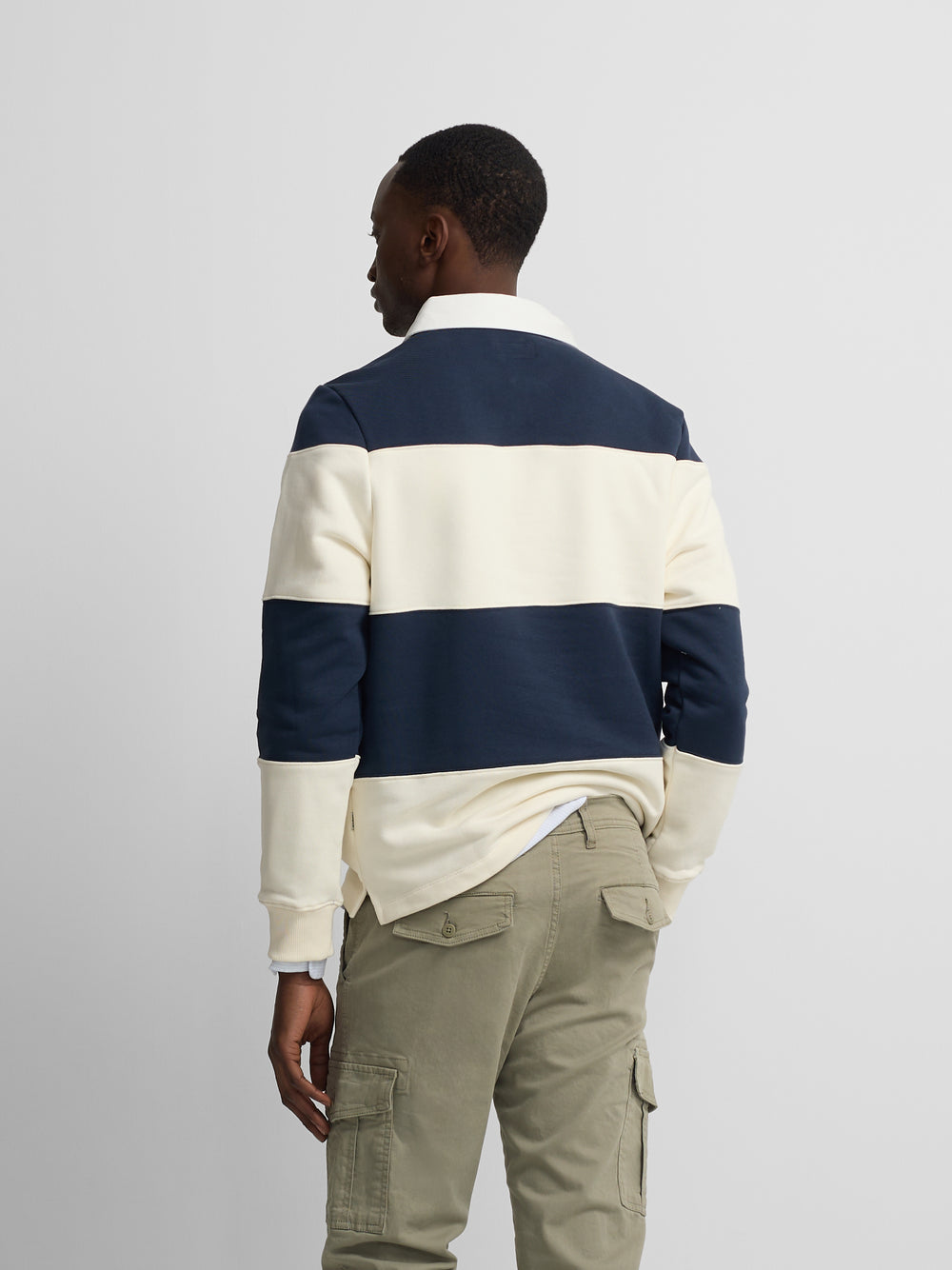 Sweat-shirt à col polo à larges rayures bleu marine