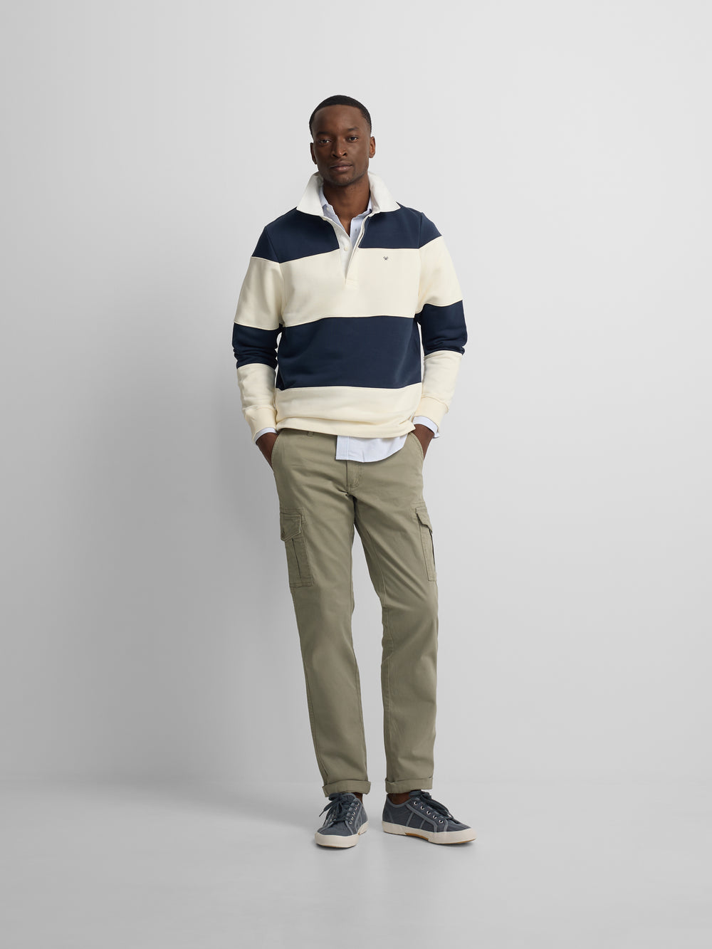 Sweat-shirt à col polo à larges rayures bleu marine