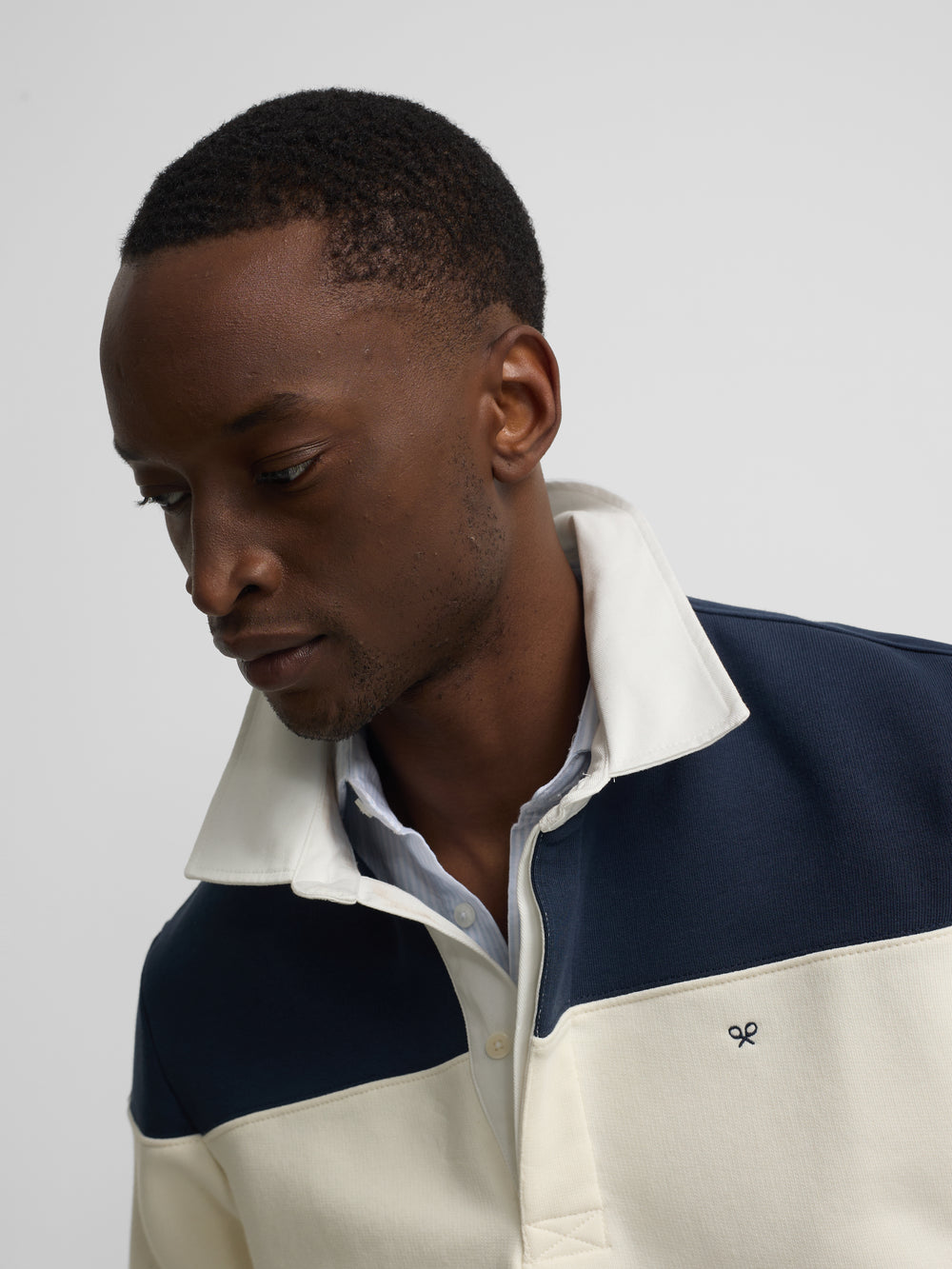 Sweat-shirt à col polo à larges rayures bleu marine