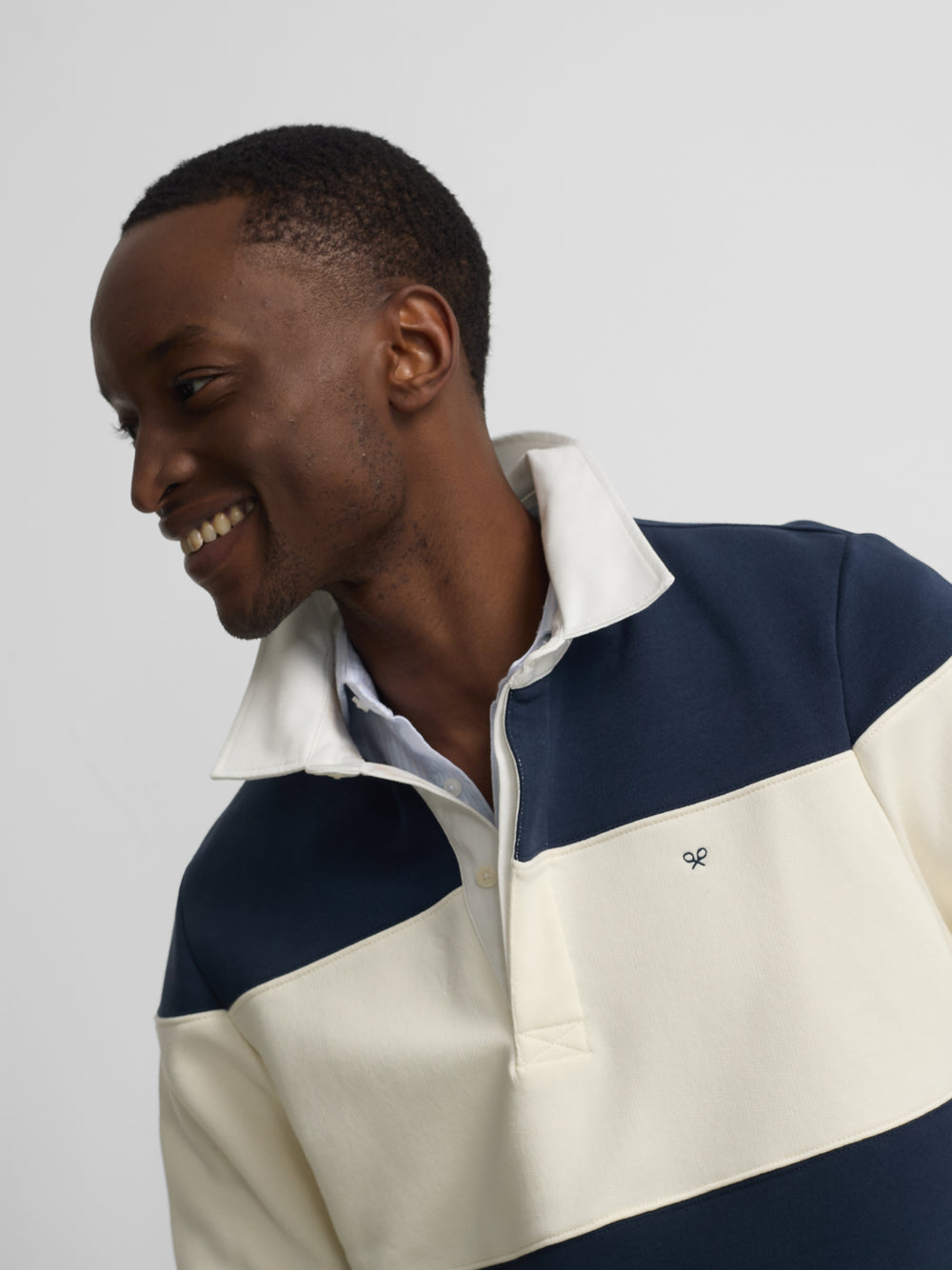 Sweat-shirt à col polo à larges rayures bleu marine