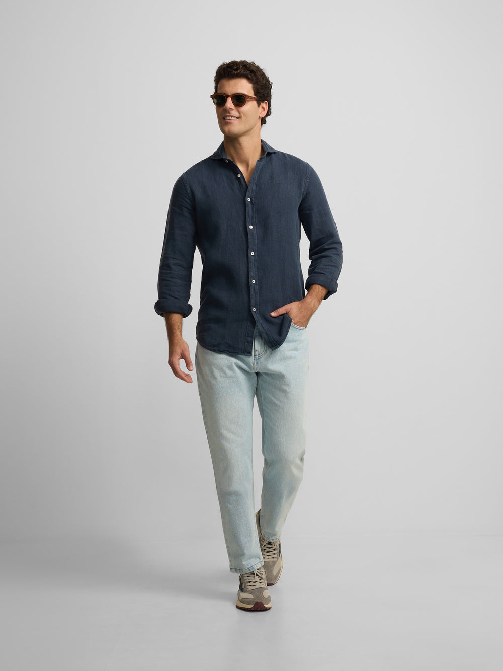 Pantalon sport denim tapered azul claro
