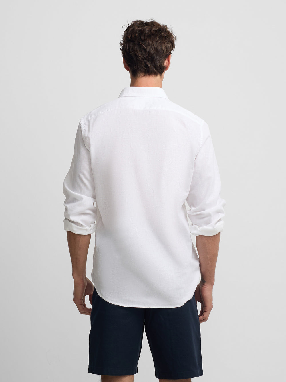 Camisa desportiva de linho branca