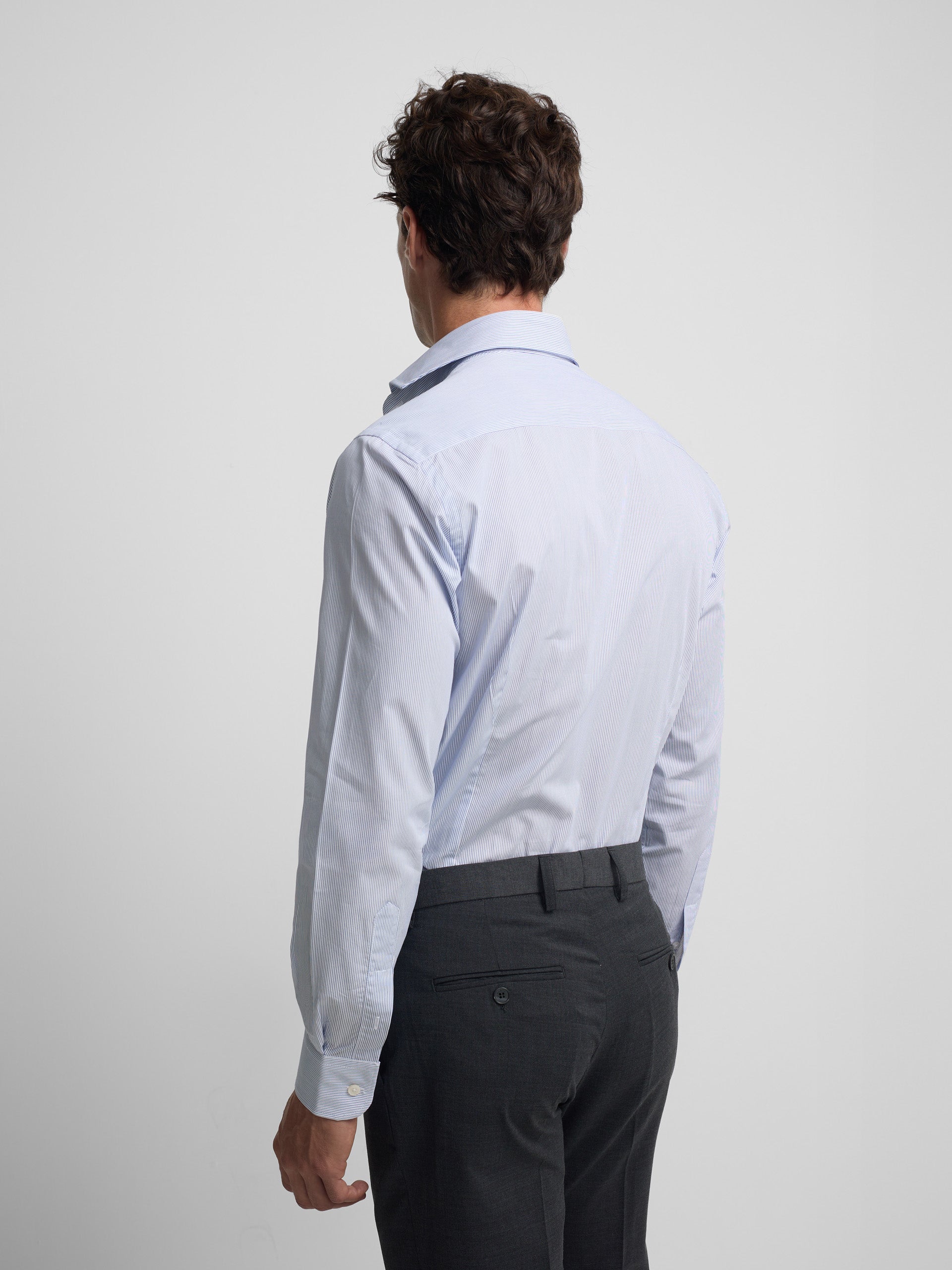 Chemise habillée à fines rayures bleu marine