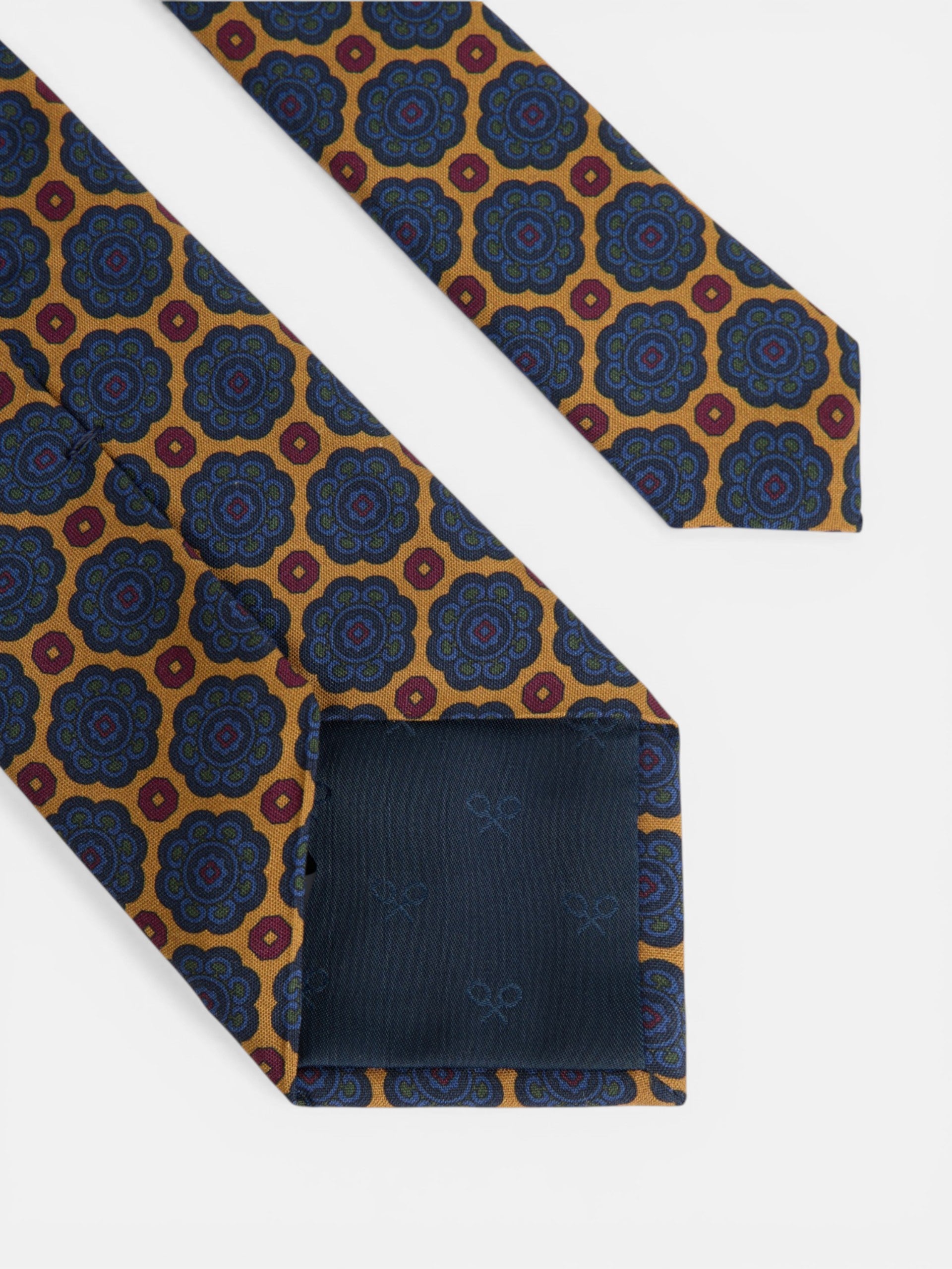 Corbata seda motivo geometrico flor amarilla