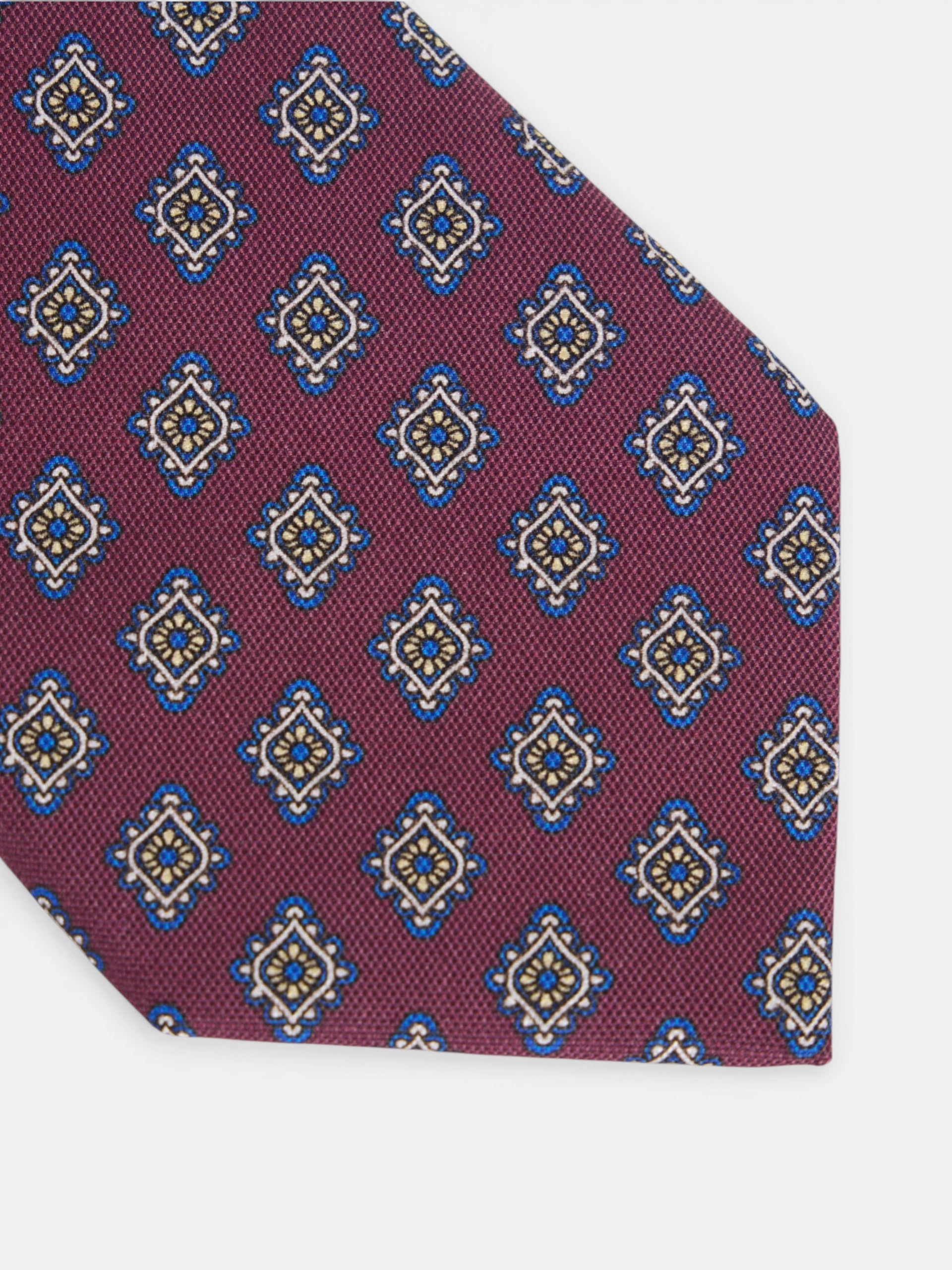 Corbata geometrica motivos rombos burdeos