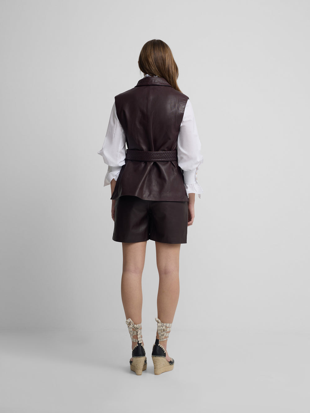 Braided leather Bermuda shorts in burgundy