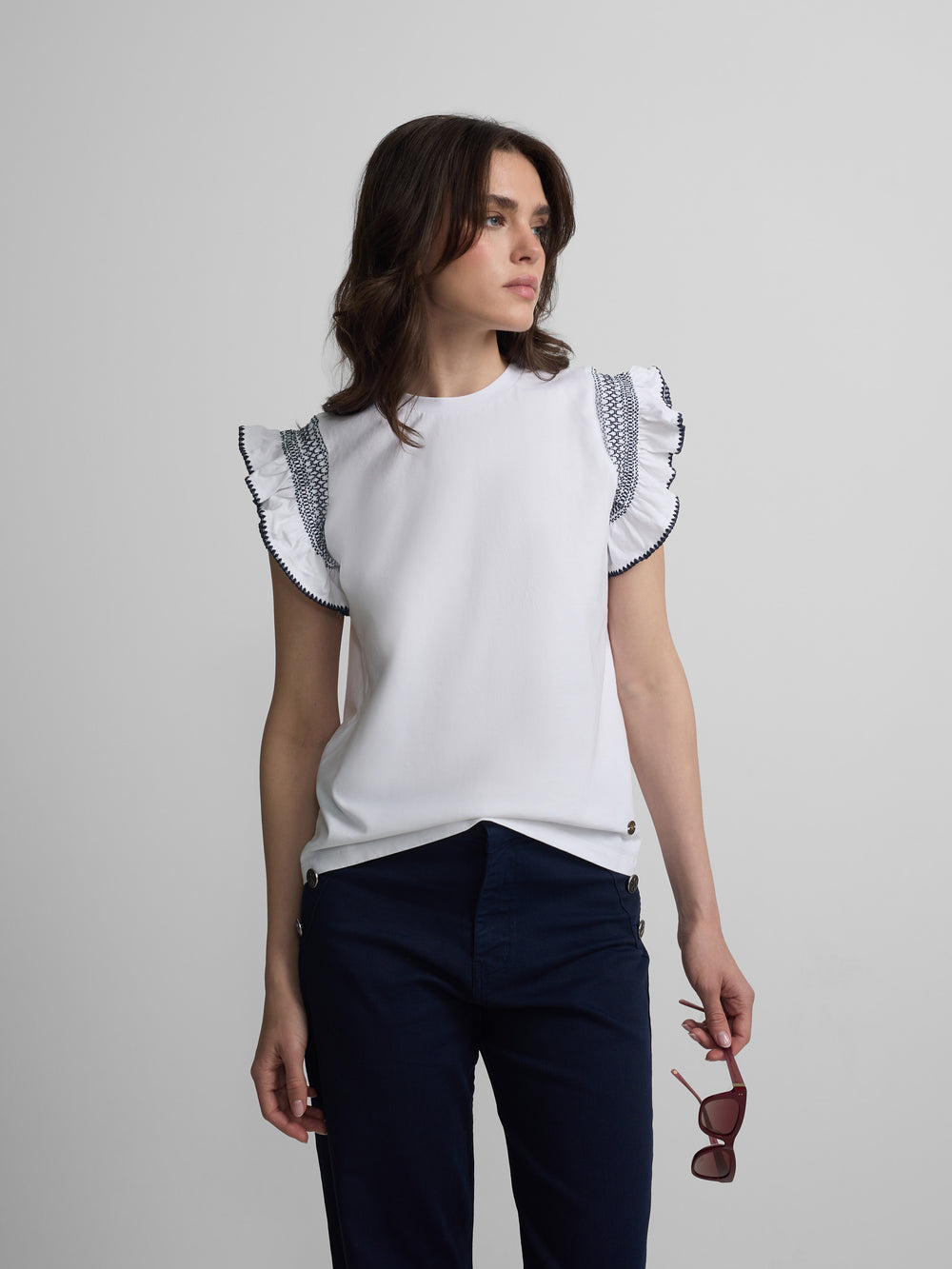 T-shirt femme à volants et épaulettes blanche