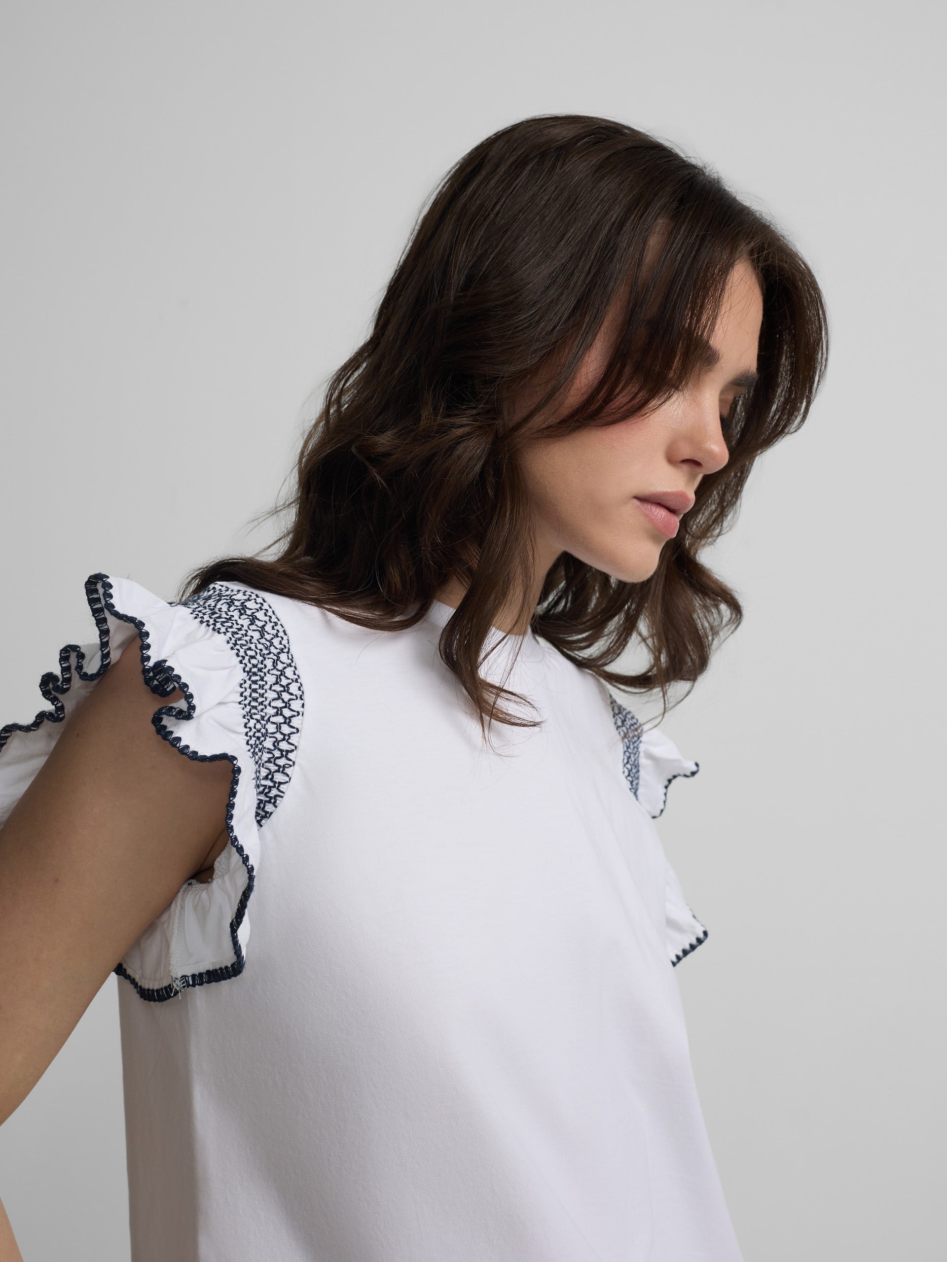 T-shirt femme à volants et épaulettes blanche