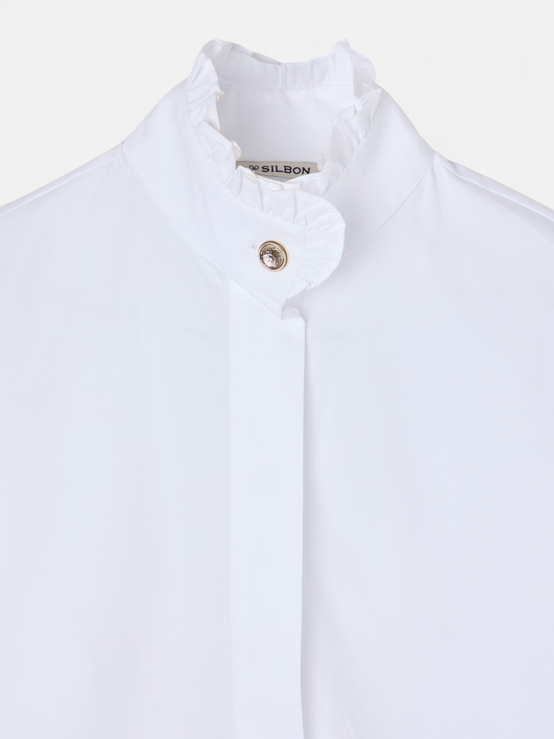 Camisa branca com detalhe no punho