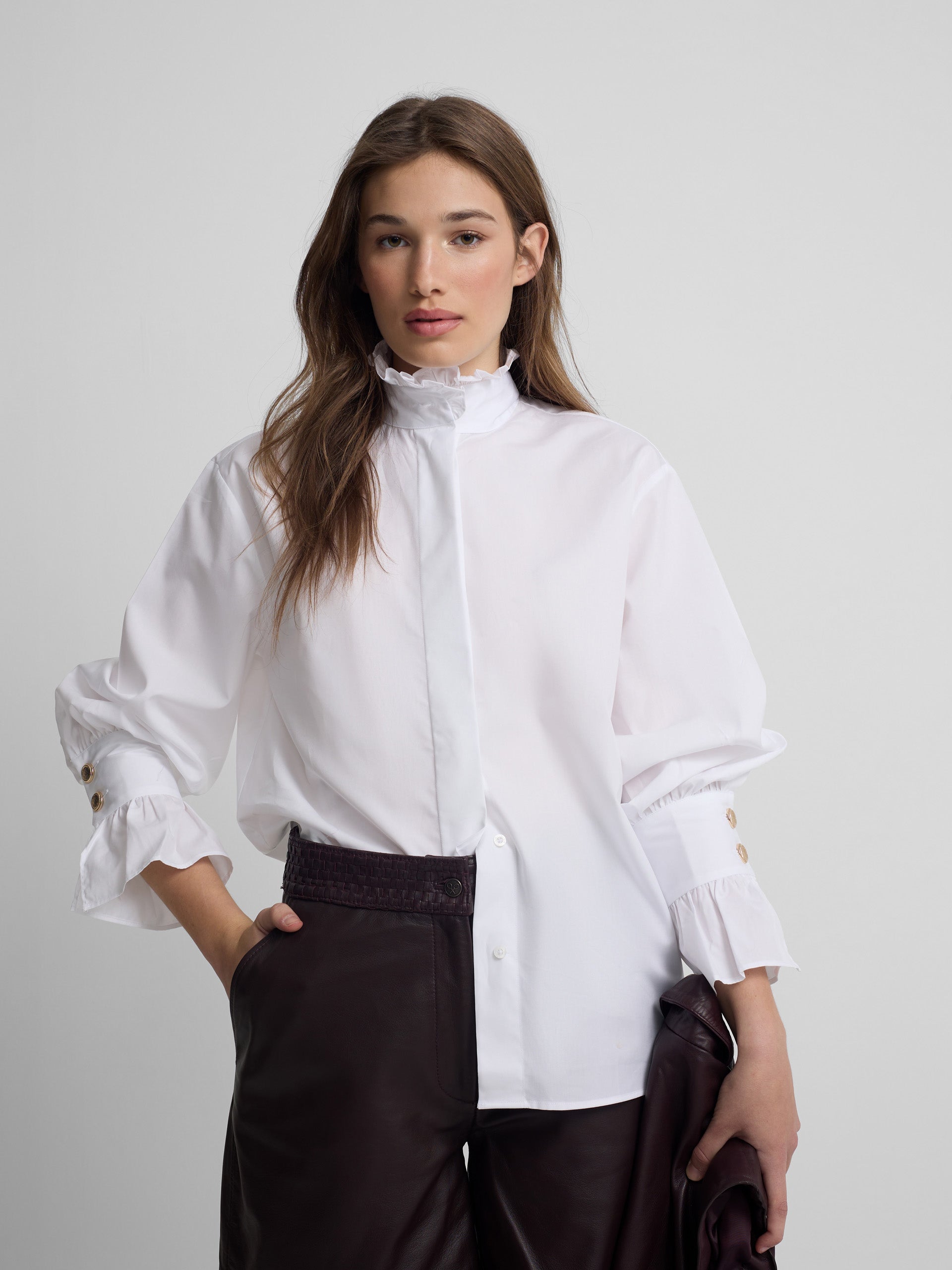 Camisa branca com detalhe no punho
