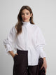 Camisa branca com detalhe no punho