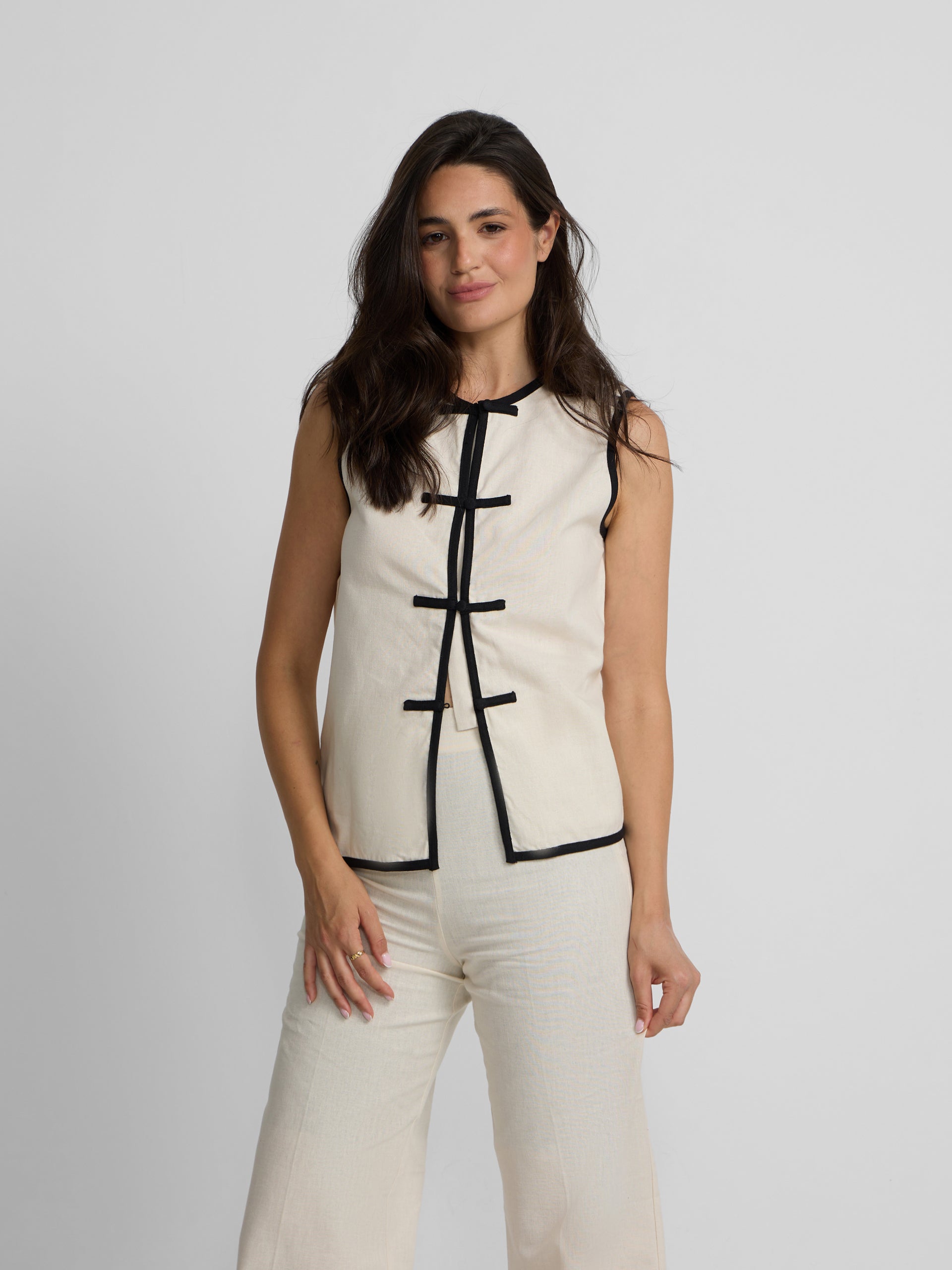Gilet en lin écru à détails contrastés