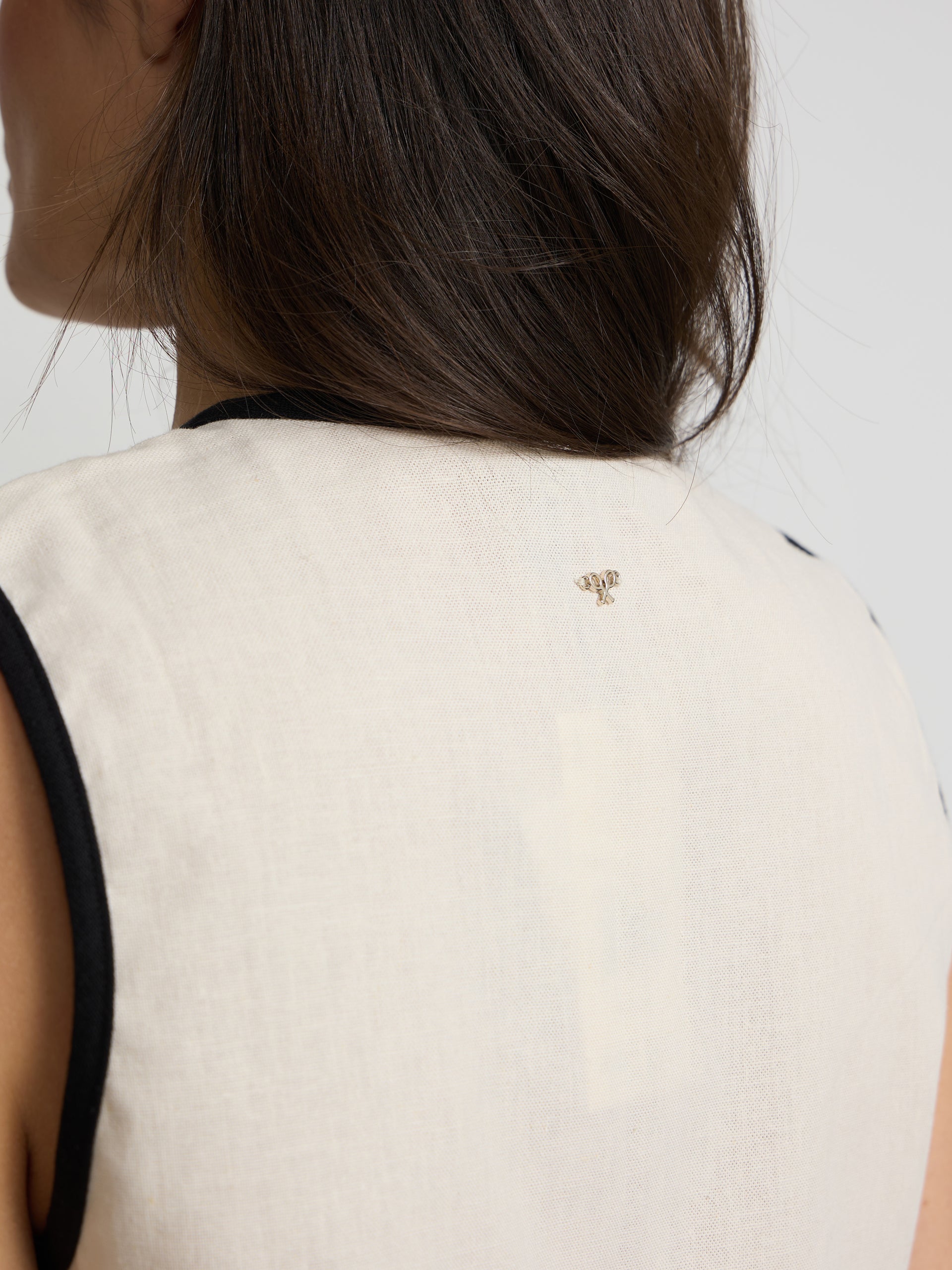 Gilet en lin écru à détails contrastés