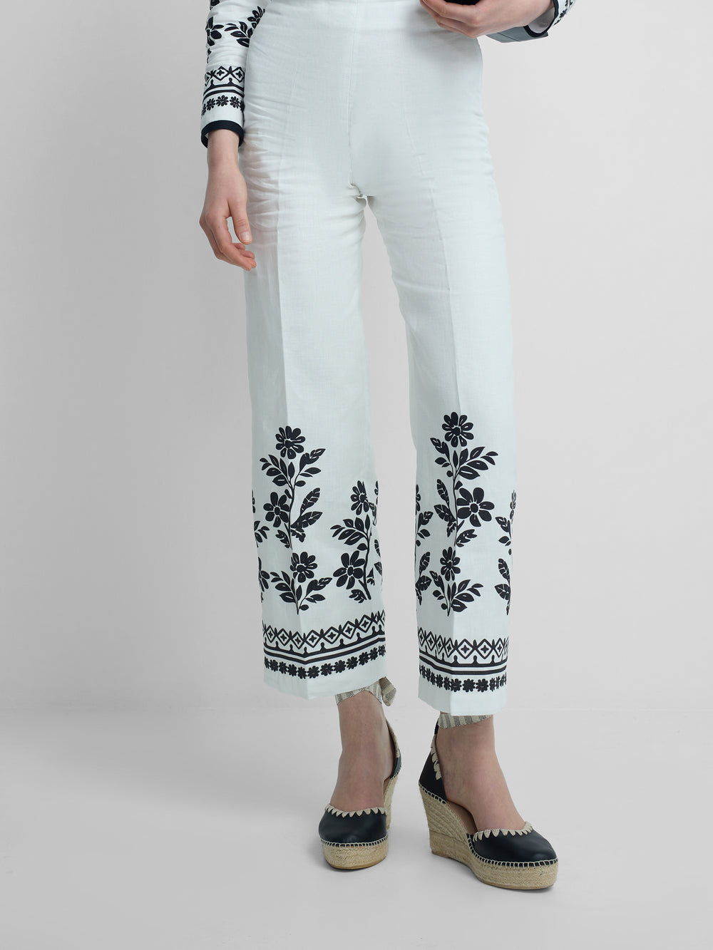Pantalon imprimé à fleurs blanches